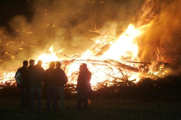 Warme Belangstelling Voor Paasvuren In Regio Raalte Destentor Nl