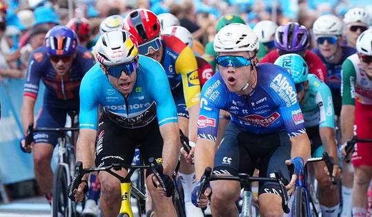 Wout van Aert na millimetersprint dan toch uitgeroepen als ritwinnaar Ronde van Denemarken