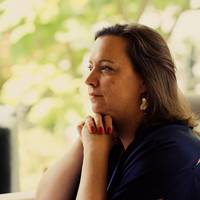 ‘De dood van mijn man kan nog heel fel binnenkomen, maar het is geen constant gevecht meer in mijn hoofd’: VRT-directeur Karen Donders