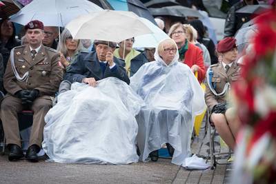 Herdenkers trotseren regen op Polenplein