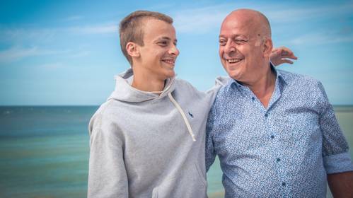 Charles Beeckaert (19) na acht jaar herenigd met zijn terminale papa John (62): “Zo blij dat ik er was, op zijn laatste moment”