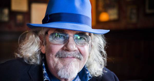 Achtmaalse drummer koopt per toeval gestolen drumstel Bennie Jolink en brengt het terug