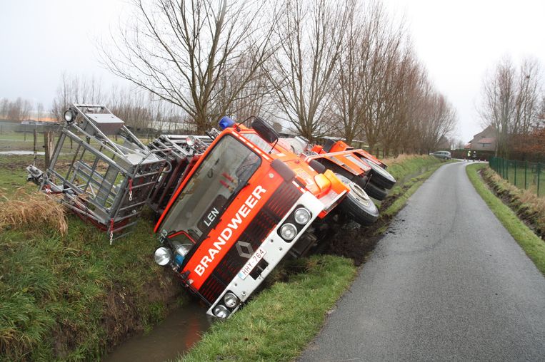 De brandweerwagen kwam in het Lindestuk in de gracht.
