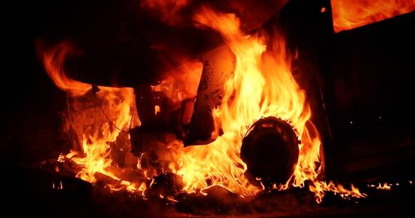 Bestelbus volledig verwoest door autobrand langs A1 bij Deurningen