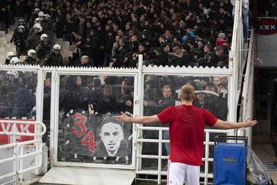 Rellen in Athene: De Ligt maant Ajax-fans tot kalmte