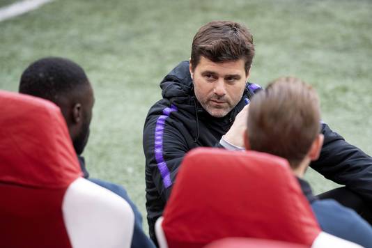 Pochettino praat in de Arena met Davinson Sánchez en Harry Kane, beiden niet beschikbaar vanwege blessures.