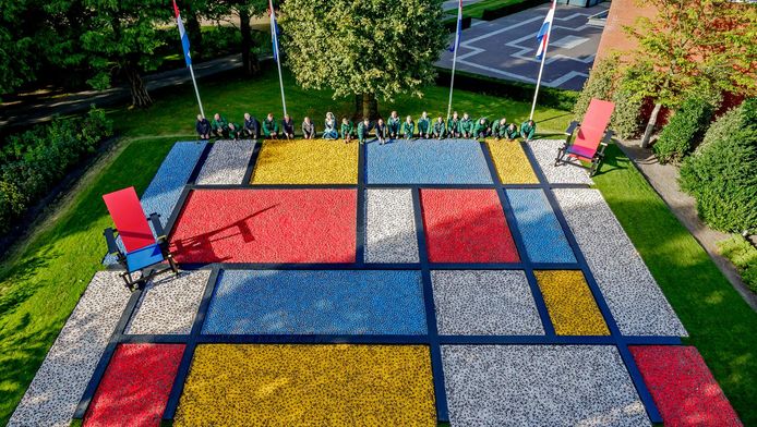 Eerste bollen Keukenhof als schilderij van Mondriaan | Nieuws | AD.nl