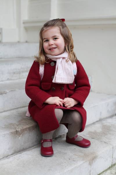 Prinses Charlotte poseert op haar eerste schooldag