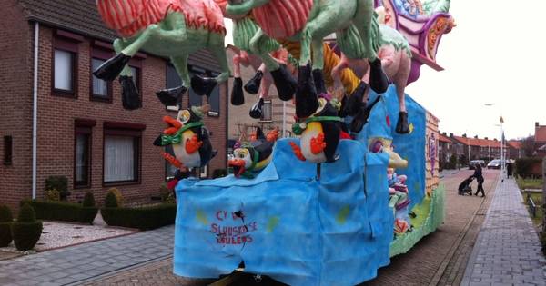 Carnavalswagen Slakkenbouwers in brand bij optocht door Sluiskil - PZC
