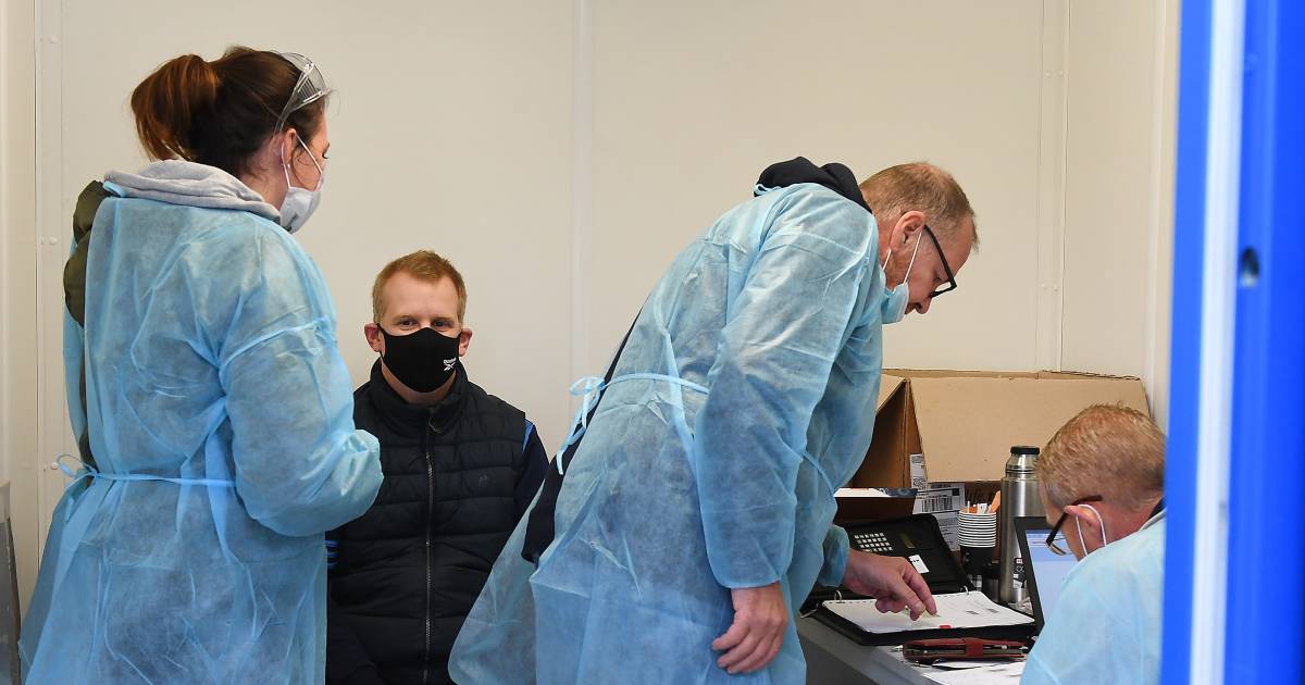 Bedrijven zetten zelf teststraat op om coronaverzuim tegen te gaan: 'Hier gaat het gelukkig sneller'