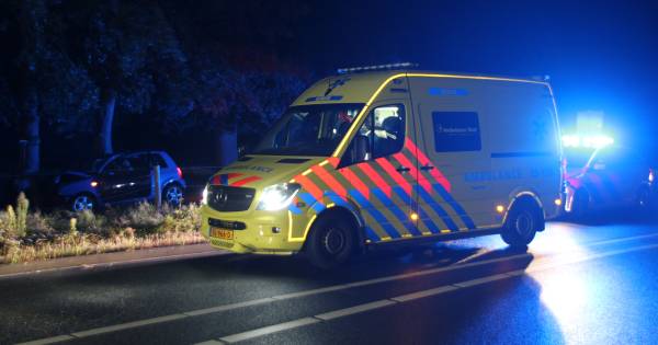 Twee jonge mannen gewond door botsing tegen boom in Hellendoorn.
