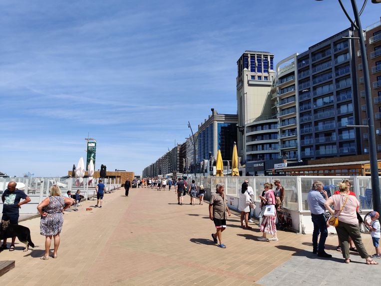 Mensen op de boulevard in Blankenberge.