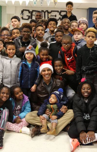 Kerstman Obama verrast kinderen met zak vol cadeaus