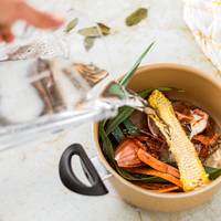Zó maak je je eigen bouillon van restjes groenten