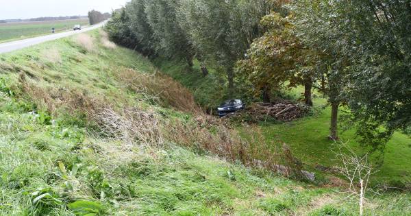Auto belandt naast dijk door aanrijding Dreischor .