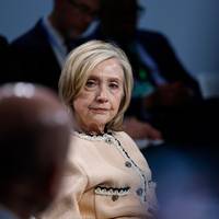 Hillary Clinton beschuldigt regering-Trump van doofpotoperatie rond Epstein-files