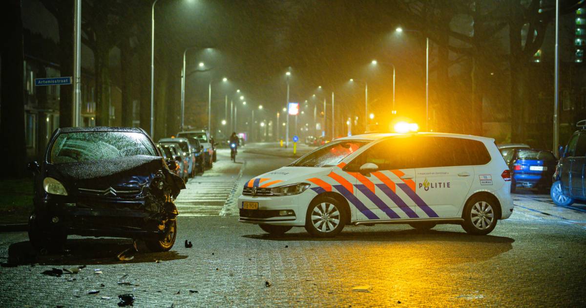 Automobiliste raakt gewond bij botsing op kruising in Tilburg.