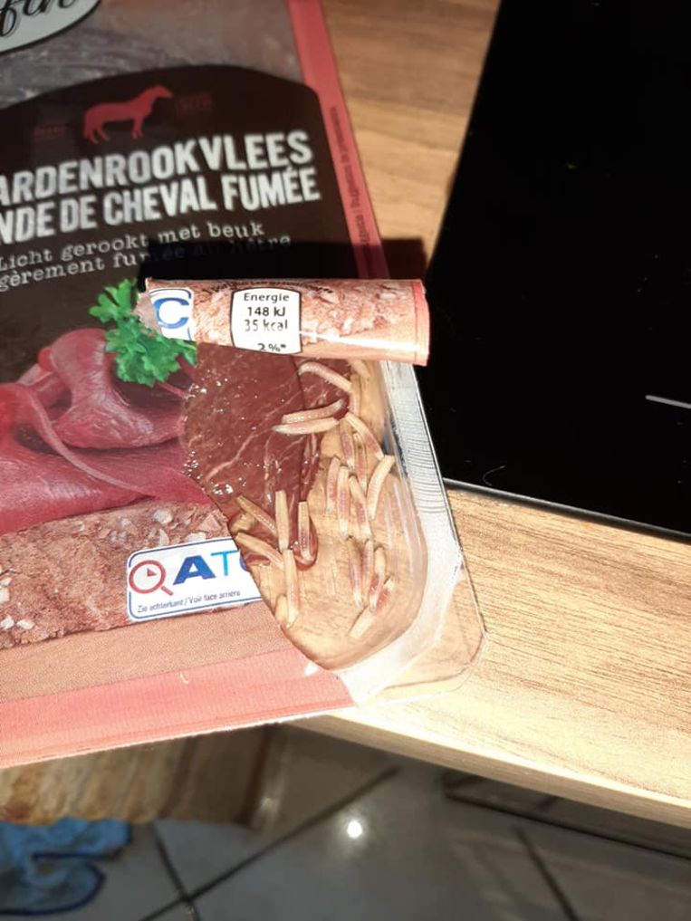 In de verpakking paardenrookvlees van Délifin gekocht bij Aldi werden maden aangetroffen.