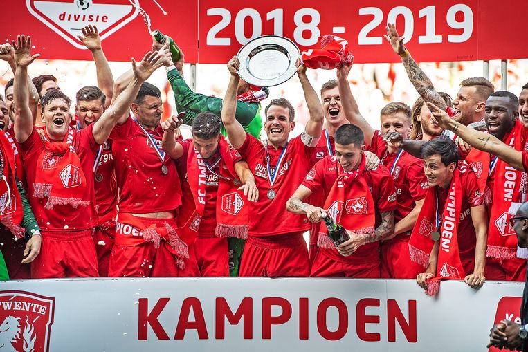 Gezien de massale steun moest FC Twente wel direct promoveren De