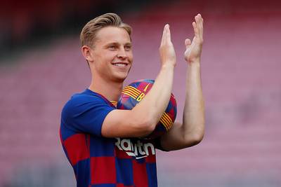 Frenkie de Jong voor duizenden fans gepresenteerd in Camp Nou