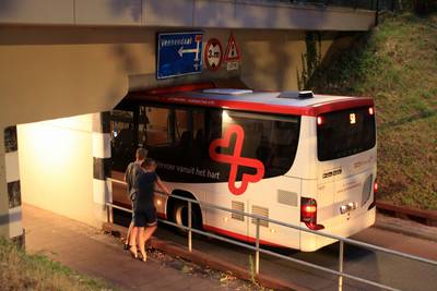 Weer een bus vast onder tunnel: De Klomp kijkt niet op van het tunnelprobleem