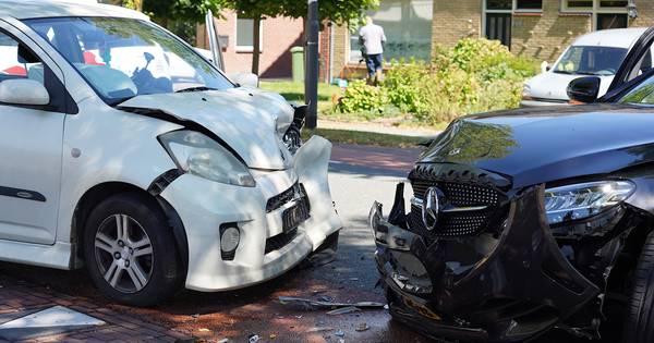 Vrouw gewond bij frontale botsing in Nieuwendijk.