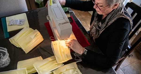 Teruglezen | Mondkapjes voor voedselbank bij Wereldwinkel te koop - De Gelderlander