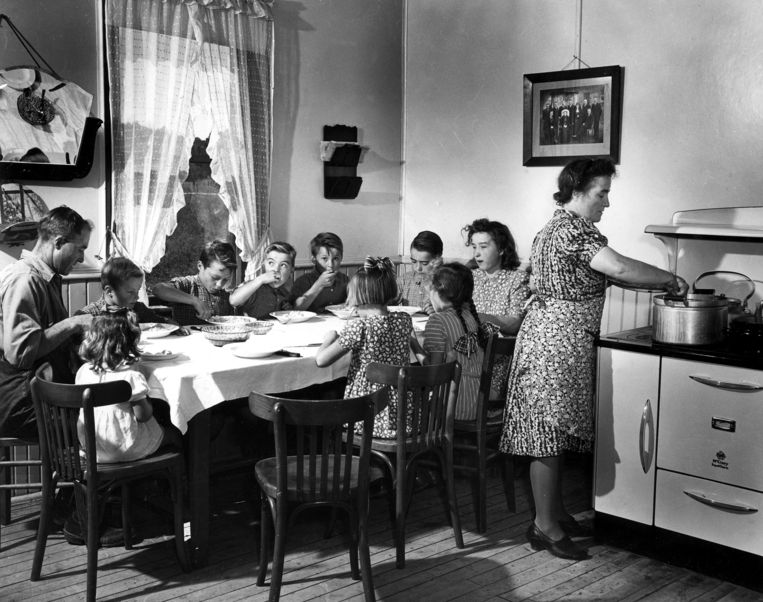Een gezin met 9 kinderen aan tafel in 1948.  Beeld Spaarnestad