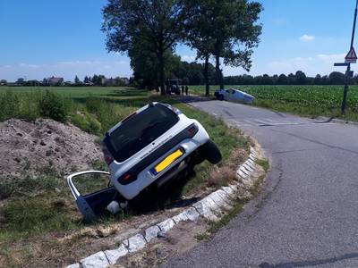 Twee auto’s in de sloot bij aanrijding in het Binnenveld, bestuurders naar ziekenhuis