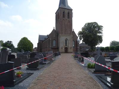 Zand bij twintig graven in Beek weggespoeld na wolkbreuk