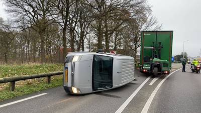 Bestelbus belandt op zijn kant via vangrail in Oploo: chauffeur komt met schrik vrij