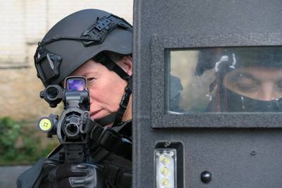 Stoere Ellie Lust scoort met politieshow
