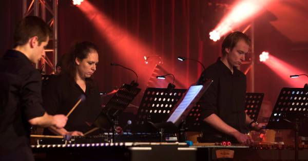 Percussiespektakel laat dak van gildehuis Stokkum trillen
