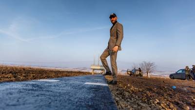 Roemeen legt uit protest stuk snelweg van 1 meter aan - inclusief vangrails