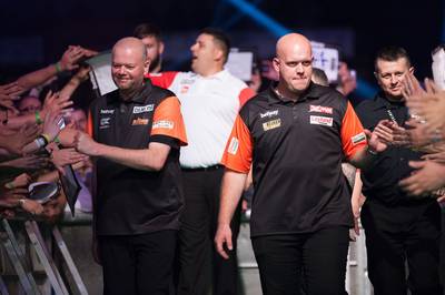 Van Gerwen en Van Barneveld pakken opnieuw 'wereldtitel'