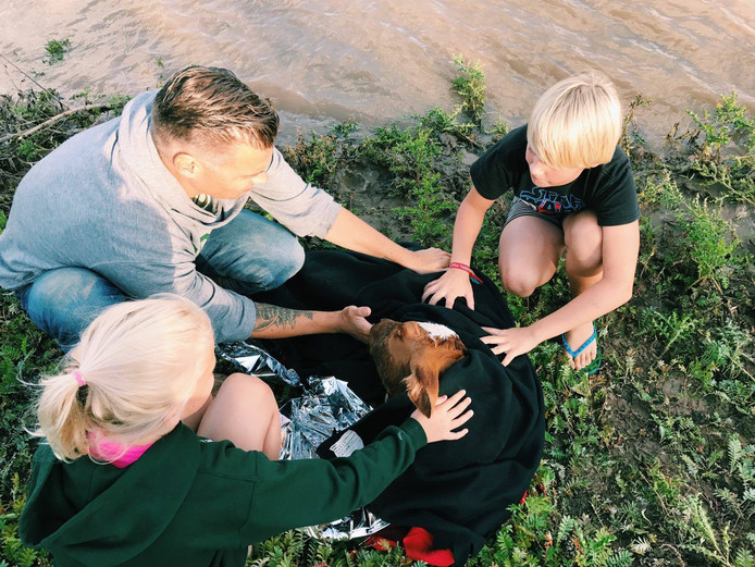 De redder van het kalfje in Zutphen met zijn twee kinderen.