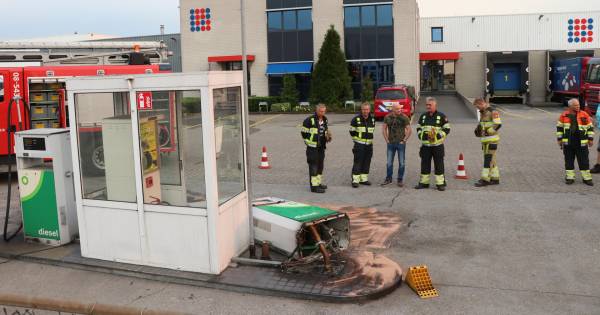 Dieselpomp uit de grond gereden bij Van Opzeeland in Hedel