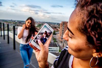Huidschade door blauw licht mobieltje is 'broodje aap'