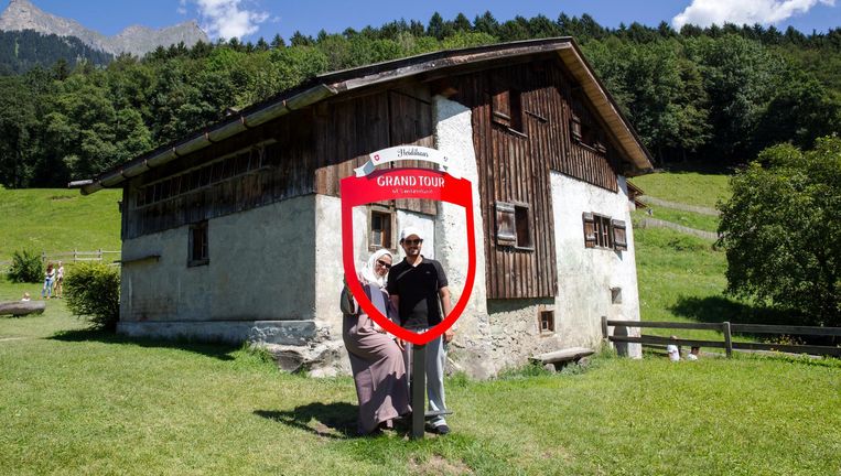 Boven op de berg daar staat een hutje