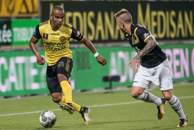 Rechtsbuiten Rosheuvel tekent voor drie jaar bij NAC