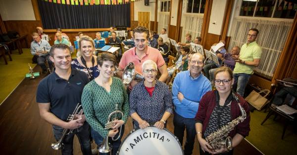 Amicitia al 40 jaar een vrolijke noot in Tilligte