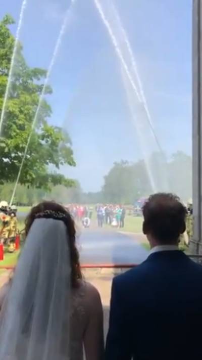 Bruidspaar krijgt ‘spectaculaire’ ontvangst in Denekamp