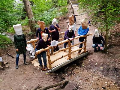 Ludiek protest tegen ‘lelijk’ nieuw bruggetje in Kastanjedal in Beek