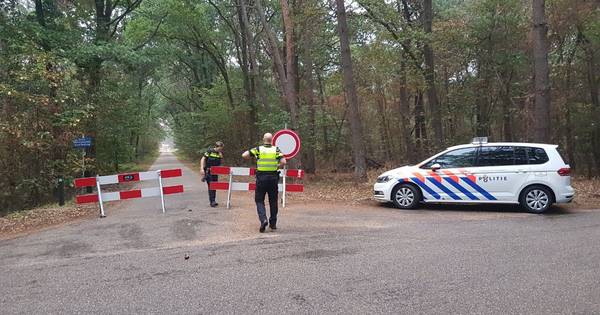 Politie sluit straat in Vragender af vanwege gevaarlijke gassen uit maiskuil