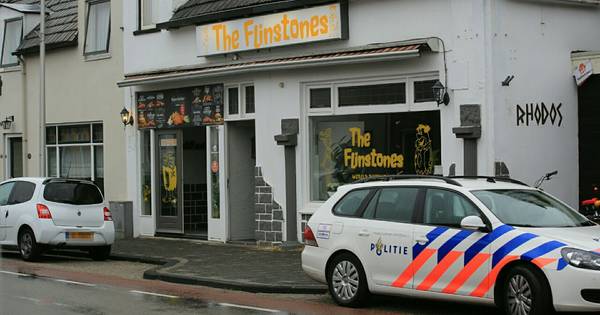 Politie valt twee cafés binnen in Raalte: twee mannen opgepakt - De Stentor