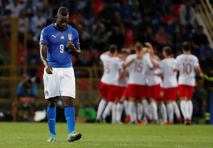 Mario Balotelli treurt na de goal van Piotr Zielinski.