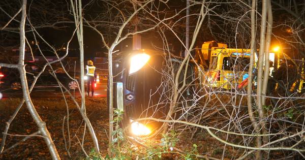 Man belandt met auto op zijn kant in plantsoen Vught na aanrijding door andere auto.