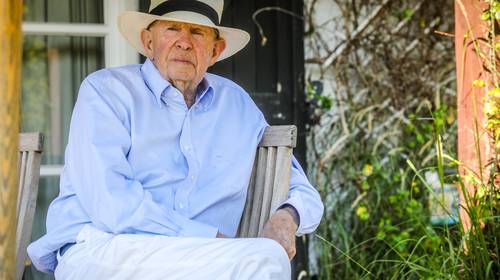 Leopold Lippens (79) praat voor het eerst over zijn strijd tegen leukemie, de vele roddels en de toekomst: “Neen, ik ben niet dood. Ik heb zelfs heel wat plannen met Knokke”