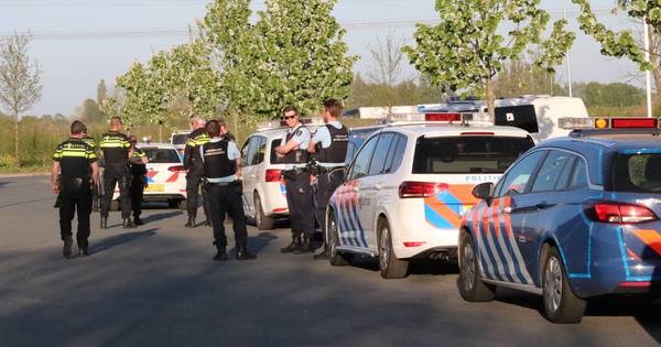 Politie grijpt in op woonwagenkamp in Apeldoorn: ruim honderd mensen op illegale bijeenkomst - De Ge